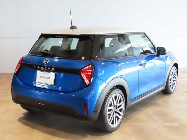 ＭＩＮＩ クーパーＣ　クラシック・トリム　禁煙車　クラッシックトリム　純正ナビ　ステアリングヒーター　事故回避ステアリング　パーキングアシスト　ＥＴＣ２．０　有機ＥＬセンターディスプレイ　ヘッドアップディスプレイ（26枚目）