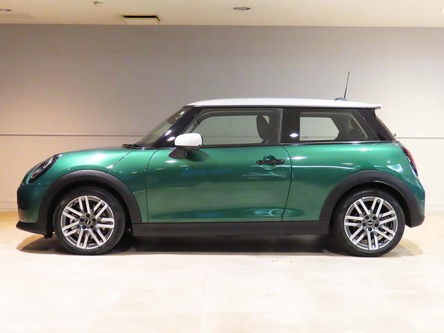 ＭＩＮＩ クーパーＳ　クラシック・トリム　禁煙車　クラッシックトリム　純正ナビ　ステアリングヒーター　事故回避ステアリング　パーキングアシスト　ＥＴＣ２．０　有機ＥＬセンターディスプレイ　ヘッドアップディスプレイ（18枚目）