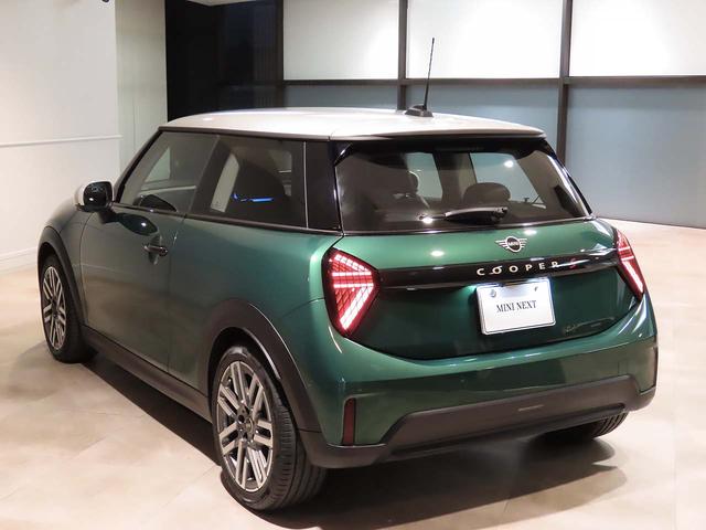 ＭＩＮＩ クーパーＳ　クラシック・トリム　禁煙車　クラッシックトリム　純正ナビ　ステアリングヒーター　事故回避ステアリング　パーキングアシスト　ＥＴＣ２．０　有機ＥＬセンターディスプレイ　ヘッドアップディスプレイ（23枚目）