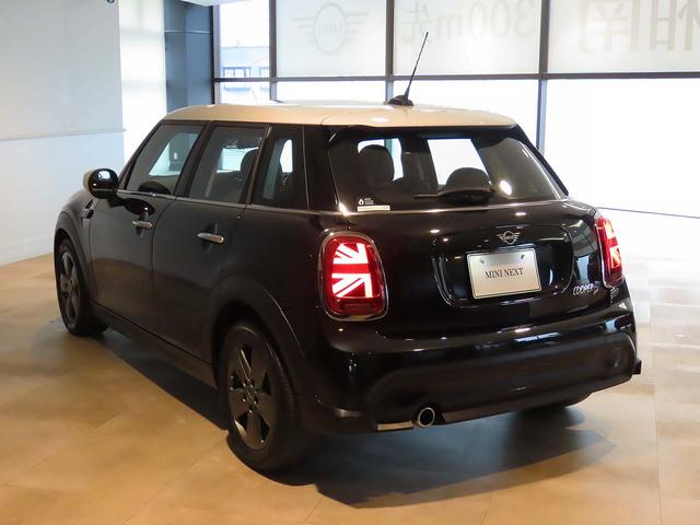 ＭＩＮＩ クーパーＤプレミアムプラスパッケージクラシックトリム　禁煙車　衝突軽減ブレーキ　前車接近警告　アップルカープレイ　バックカメラ　シートヒーター　スマートキー　ＭＴモード付ＡＴ　ＬＥＤヘッドライト（3枚目）