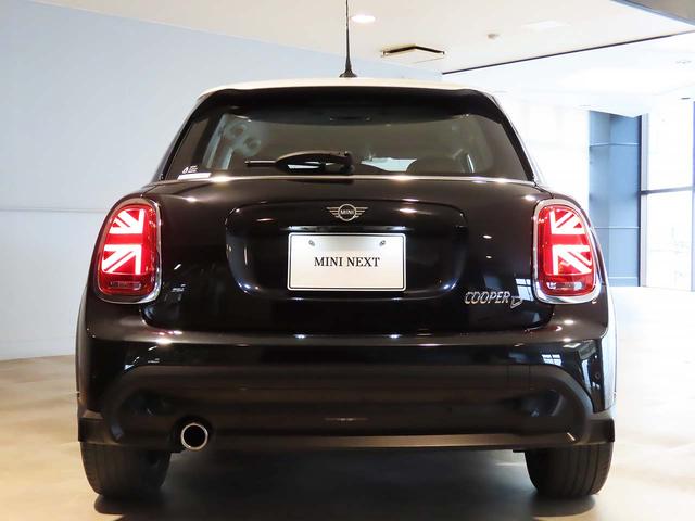 ＭＩＮＩ クーパーＤプレミアムプラスパッケージクラシックトリム　禁煙車　衝突軽減ブレーキ　前車接近警告　アップルカープレイ　バックカメラ　シートヒーター　スマートキー　ＭＴモード付ＡＴ　ＬＥＤヘッドライト（4枚目）