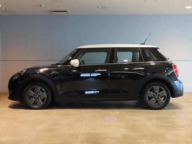 ＭＩＮＩ クーパーＤプレミアムプラスパッケージクラシックトリム　禁煙車　衝突軽減ブレーキ　前車接近警告　アップルカープレイ　バックカメラ　シートヒーター　スマートキー　ＭＴモード付ＡＴ　ＬＥＤヘッドライト（6枚目）