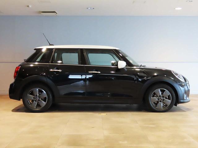 ＭＩＮＩ クーパーＤプレミアムプラスパッケージクラシックトリム　禁煙車　衝突軽減ブレーキ　前車接近警告　アップルカープレイ　バックカメラ　シートヒーター　スマートキー　ＭＴモード付ＡＴ　ＬＥＤヘッドライト（7枚目）