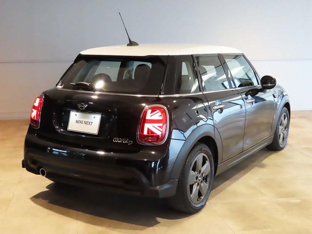 ＭＩＮＩ クーパーＤプレミアムプラスパッケージクラシックトリム　禁煙車　衝突軽減ブレーキ　前車接近警告　アップルカープレイ　バックカメラ　シートヒーター　スマートキー　ＭＴモード付ＡＴ　ＬＥＤヘッドライト（8枚目）