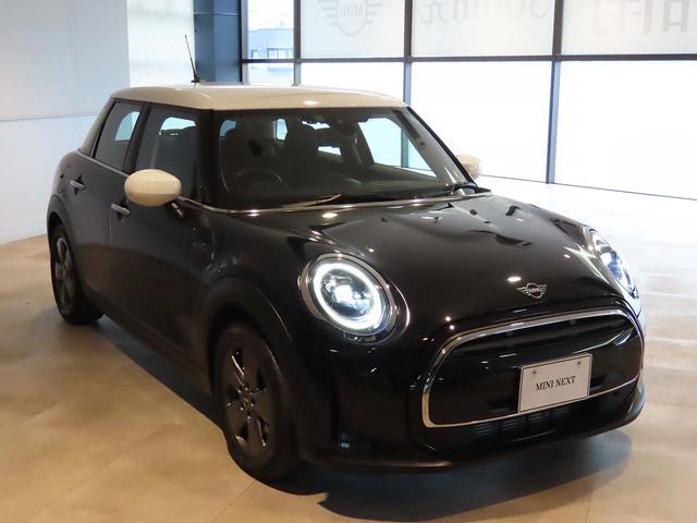 ＭＩＮＩ クーパーＤプレミアムプラスパッケージクラシックトリム　禁煙車　衝突軽減ブレーキ　前車接近警告　アップルカープレイ　バックカメラ　シートヒーター　スマートキー　ＭＴモード付ＡＴ　ＬＥＤヘッドライト（9枚目）