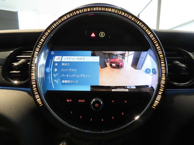 ＭＩＮＩ クーパーＤプレミアムプラスパッケージクラシックトリム　禁煙車　衝突軽減ブレーキ　前車接近警告　アップルカープレイ　バックカメラ　シートヒーター　スマートキー　ＭＴモード付ＡＴ　ＬＥＤヘッドライト（14枚目）