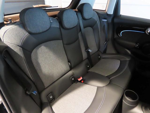 ＭＩＮＩ クーパーＤプレミアムプラスパッケージクラシックトリム　禁煙車　衝突軽減ブレーキ　前車接近警告　アップルカープレイ　バックカメラ　シートヒーター　スマートキー　ＭＴモード付ＡＴ　ＬＥＤヘッドライト（17枚目）