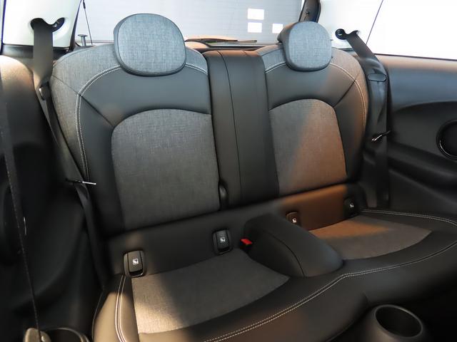ＭＩＮＩ クーパー　禁煙車　衝突軽減ブレーキ　前車接近警告　ＨＤＤナビ　バックカメラ　シートヒーター　障害物センサー　スマートキー　ＥＴＣ　ＭＴモード付ＡＴ　ドライブモード（3枚目）