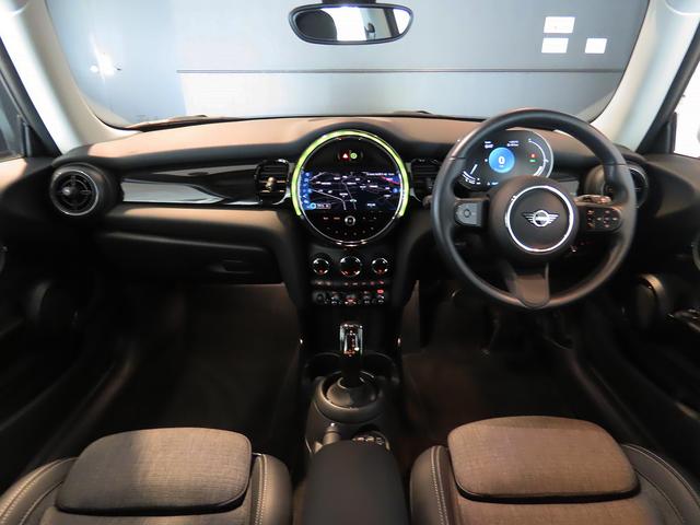 ＭＩＮＩ クーパー　禁煙車　衝突軽減ブレーキ　前車接近警告　ＨＤＤナビ　バックカメラ　シートヒーター　障害物センサー　スマートキー　ＥＴＣ　ＭＴモード付ＡＴ　ドライブモード（4枚目）