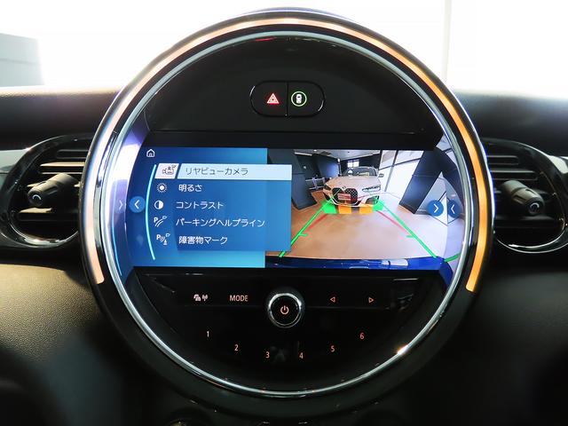 ＭＩＮＩ クーパー　禁煙車　衝突軽減ブレーキ　前車接近警告　ＨＤＤナビ　バックカメラ　シートヒーター　障害物センサー　スマートキー　ＥＴＣ　ＭＴモード付ＡＴ　ドライブモード（8枚目）