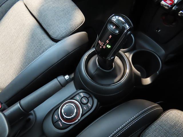 ＭＩＮＩ クーパー　禁煙車　衝突軽減ブレーキ　前車接近警告　ＨＤＤナビ　バックカメラ　シートヒーター　障害物センサー　スマートキー　ＥＴＣ　ＭＴモード付ＡＴ　ドライブモード（9枚目）