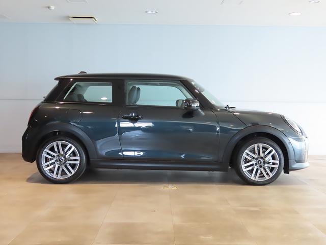 ＭＩＮＩ クーパーＣ　クラシック・トリム　禁煙車　クラッシックトリム　ＡＣＣ　ＥＴＣ２．０　ドライブモード　ＭＩＮＩナビゲーション　バックカメラ　パーキングアシスト　リバースアシスト　ＬＥＤヘッドライト　有機ＥＬディスプレイ（22枚目）