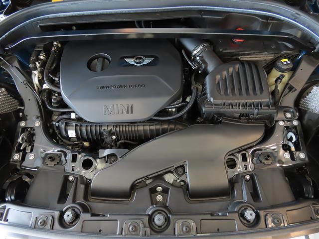 ＭＩＮＩ クーパーＳ　クロスオーバー　禁煙車　衝突軽減ブレーキ　前車接近警告　ＡＣＣ　ＨＤＤナビ　バックカメラ　ＥＴＣ２．０　スマートキー　障害物センサー　電動リヤゲート　ＬＥＤヘッドライト　ＭＴモード付ＡＴ（17枚目）