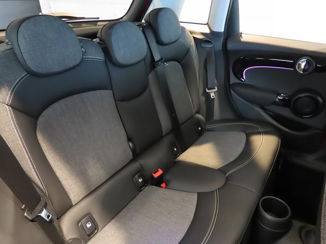 ＭＩＮＩ クーパー　プレミアムプラスパッケージクラシックトリム　禁煙車　衝突軽減ブレーキ　前車接近警告　アップルカープレイ　バックカメラ　ヘッドアップディスプレイ　パーキングアシスト　シートヒーター　障害物センサー　スマートキー　ドライブモード（3枚目）