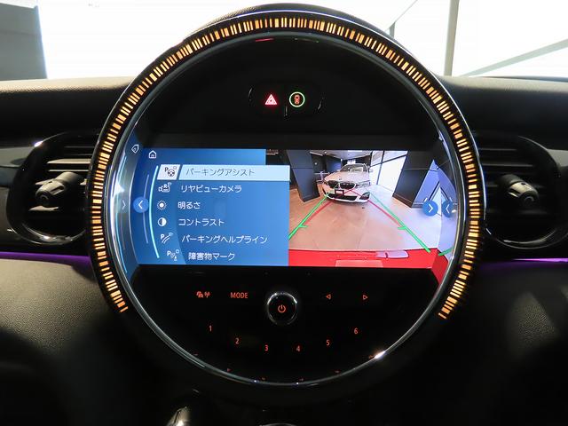 ＭＩＮＩ クーパー　プレミアムプラスパッケージクラシックトリム　禁煙車　衝突軽減ブレーキ　前車接近警告　アップルカープレイ　バックカメラ　ヘッドアップディスプレイ　パーキングアシスト　シートヒーター　障害物センサー　スマートキー　ドライブモード（8枚目）