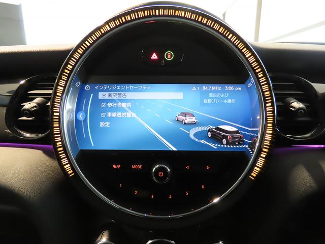 ＭＩＮＩ クーパー　プレミアムプラスパッケージクラシックトリム　禁煙車　衝突軽減ブレーキ　前車接近警告　アップルカープレイ　バックカメラ　ヘッドアップディスプレイ　パーキングアシスト　シートヒーター　障害物センサー　スマートキー　ドライブモード（9枚目）