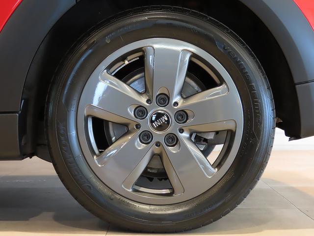 ＭＩＮＩ クーパー　プレミアムプラスパッケージクラシックトリム　禁煙車　衝突軽減ブレーキ　前車接近警告　アップルカープレイ　バックカメラ　ヘッドアップディスプレイ　パーキングアシスト　シートヒーター　障害物センサー　スマートキー　ドライブモード（12枚目）