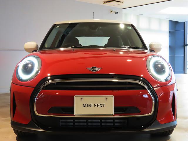 ＭＩＮＩ クーパー　プレミアムプラスパッケージクラシックトリム　禁煙車　衝突軽減ブレーキ　前車接近警告　アップルカープレイ　バックカメラ　ヘッドアップディスプレイ　パーキングアシスト　シートヒーター　障害物センサー　スマートキー　ドライブモード（15枚目）