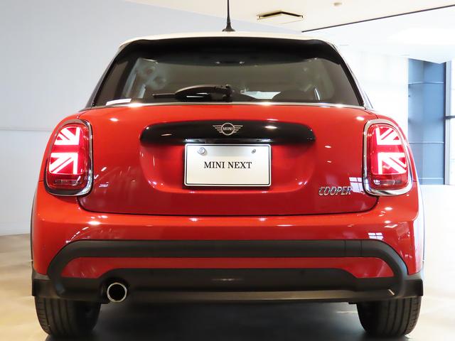 ＭＩＮＩ クーパー　プレミアムプラスパッケージクラシックトリム　禁煙車　衝突軽減ブレーキ　前車接近警告　アップルカープレイ　バックカメラ　ヘッドアップディスプレイ　パーキングアシスト　シートヒーター　障害物センサー　スマートキー　ドライブモード（23枚目）