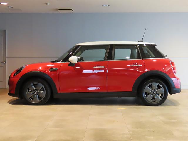 ＭＩＮＩ クーパー　プレミアムプラスパッケージクラシックトリム　禁煙車　衝突軽減ブレーキ　前車接近警告　アップルカープレイ　バックカメラ　ヘッドアップディスプレイ　パーキングアシスト　シートヒーター　障害物センサー　スマートキー　ドライブモード（24枚目）