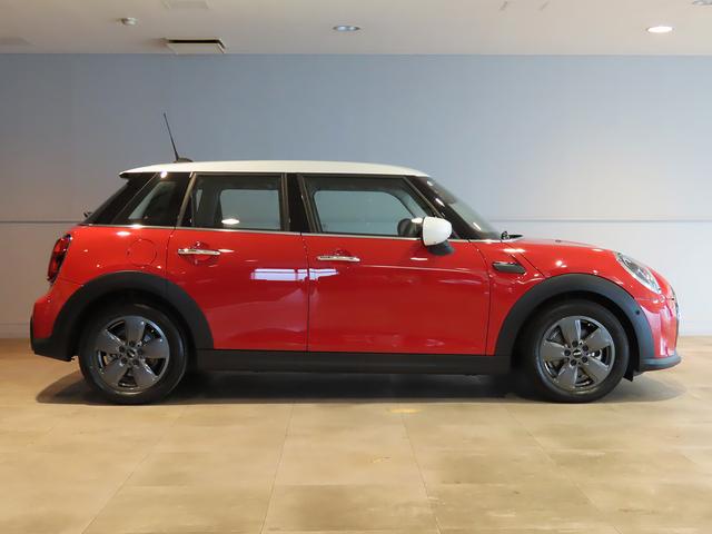 ＭＩＮＩ クーパー　プレミアムプラスパッケージクラシックトリム　禁煙車　衝突軽減ブレーキ　前車接近警告　アップルカープレイ　バックカメラ　ヘッドアップディスプレイ　パーキングアシスト　シートヒーター　障害物センサー　スマートキー　ドライブモード（25枚目）