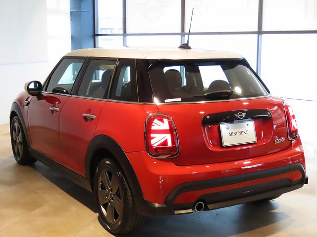 ＭＩＮＩ クーパー　プレミアムプラスパッケージクラシックトリム　禁煙車　衝突軽減ブレーキ　前車接近警告　アップルカープレイ　バックカメラ　ヘッドアップディスプレイ　パーキングアシスト　シートヒーター　障害物センサー　スマートキー　ドライブモード（29枚目）