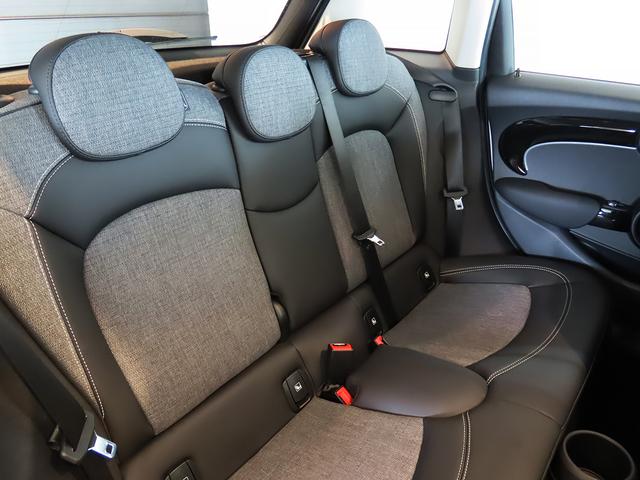 ＭＩＮＩ クーパー　プレミアムプラスパッケージクラシックトリム　禁煙車　ＡＣＣ　衝突軽減ブレーキ　前車接近警告　アップルカープレイ　バックカメラ　障害物センサー　パーキングアシスト　スマートキー　ＥＴＣ２．０　シートヒーター　ＬＥＤヘッドライト　ＭＴモード付ＡＴ（3枚目）