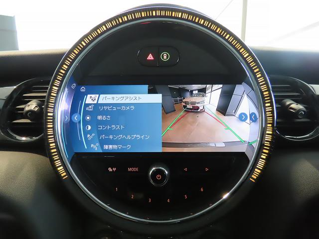 ＭＩＮＩ クーパー　プレミアムプラスパッケージクラシックトリム　禁煙車　ＡＣＣ　衝突軽減ブレーキ　前車接近警告　アップルカープレイ　バックカメラ　障害物センサー　パーキングアシスト　スマートキー　ＥＴＣ２．０　シートヒーター　ＬＥＤヘッドライト　ＭＴモード付ＡＴ（8枚目）