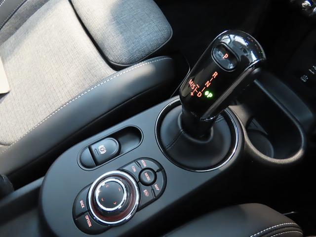 ＭＩＮＩ クーパー　プレミアムプラスパッケージクラシックトリム　禁煙車　ＡＣＣ　衝突軽減ブレーキ　前車接近警告　アップルカープレイ　バックカメラ　障害物センサー　パーキングアシスト　スマートキー　ＥＴＣ２．０　シートヒーター　ＬＥＤヘッドライト　ＭＴモード付ＡＴ（9枚目）
