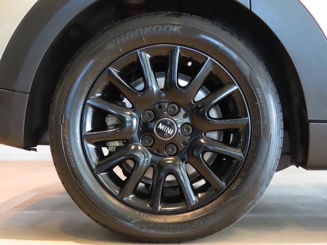 ＭＩＮＩ クーパー　プレミアムプラスパッケージクラシックトリム　禁煙車　ＡＣＣ　衝突軽減ブレーキ　前車接近警告　アップルカープレイ　バックカメラ　障害物センサー　パーキングアシスト　スマートキー　ＥＴＣ２．０　シートヒーター　ＬＥＤヘッドライト　ＭＴモード付ＡＴ（14枚目）