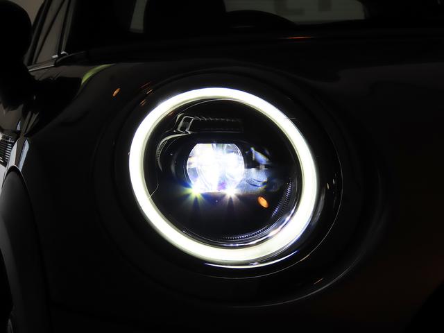 ＭＩＮＩ クーパー　プレミアムプラスパッケージクラシックトリム　禁煙車　ＡＣＣ　衝突軽減ブレーキ　前車接近警告　アップルカープレイ　バックカメラ　障害物センサー　パーキングアシスト　スマートキー　ＥＴＣ２．０　シートヒーター　ＬＥＤヘッドライト　ＭＴモード付ＡＴ（16枚目）