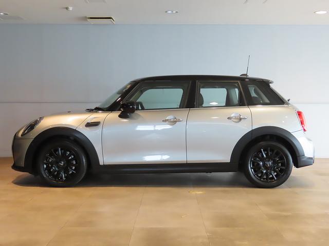 ＭＩＮＩ クーパー　プレミアムプラスパッケージクラシックトリム　禁煙車　ＡＣＣ　衝突軽減ブレーキ　前車接近警告　アップルカープレイ　バックカメラ　障害物センサー　パーキングアシスト　スマートキー　ＥＴＣ２．０　シートヒーター　ＬＥＤヘッドライト　ＭＴモード付ＡＴ（22枚目）
