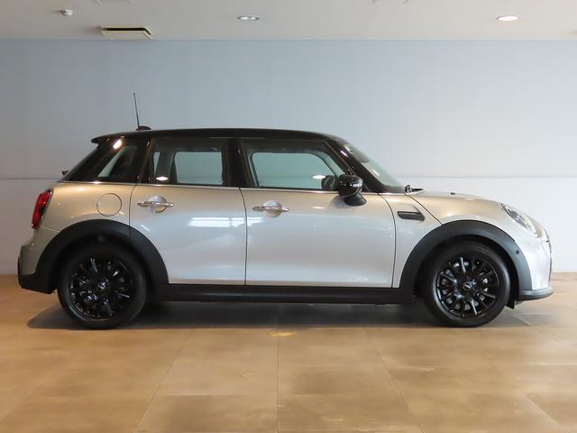 ＭＩＮＩ クーパー　プレミアムプラスパッケージクラシックトリム　禁煙車　ＡＣＣ　衝突軽減ブレーキ　前車接近警告　アップルカープレイ　バックカメラ　障害物センサー　パーキングアシスト　スマートキー　ＥＴＣ２．０　シートヒーター　ＬＥＤヘッドライト　ＭＴモード付ＡＴ（23枚目）