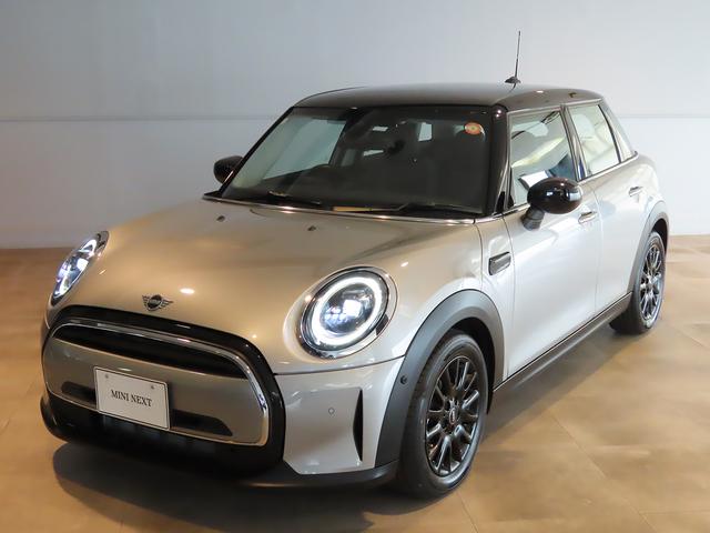 ＭＩＮＩ クーパー　プレミアムプラスパッケージクラシックトリム　禁煙車　ＡＣＣ　衝突軽減ブレーキ　前車接近警告　アップルカープレイ　バックカメラ　障害物センサー　パーキングアシスト　スマートキー　ＥＴＣ２．０　シートヒーター　ＬＥＤヘッドライト　ＭＴモード付ＡＴ（24枚目）