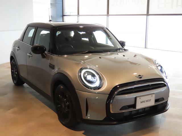 ＭＩＮＩ クーパー　プレミアムプラスパッケージクラシックトリム　禁煙車　ＡＣＣ　衝突軽減ブレーキ　前車接近警告　アップルカープレイ　バックカメラ　障害物センサー　パーキングアシスト　スマートキー　ＥＴＣ２．０　シートヒーター　ＬＥＤヘッドライト　ＭＴモード付ＡＴ（25枚目）