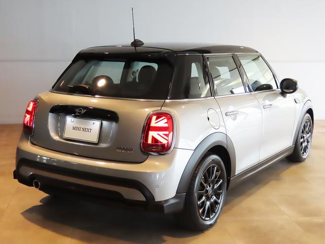 ＭＩＮＩ クーパー　プレミアムプラスパッケージクラシックトリム　禁煙車　ＡＣＣ　衝突軽減ブレーキ　前車接近警告　アップルカープレイ　バックカメラ　障害物センサー　パーキングアシスト　スマートキー　ＥＴＣ２．０　シートヒーター　ＬＥＤヘッドライト　ＭＴモード付ＡＴ（26枚目）