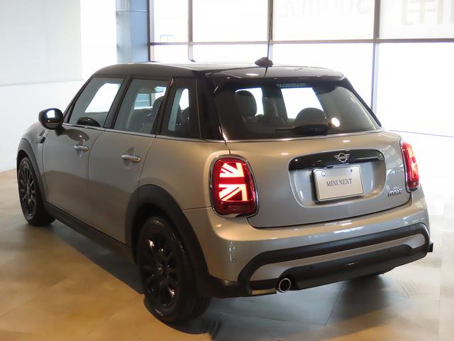 ＭＩＮＩ クーパー　プレミアムプラスパッケージクラシックトリム　禁煙車　ＡＣＣ　衝突軽減ブレーキ　前車接近警告　アップルカープレイ　バックカメラ　障害物センサー　パーキングアシスト　スマートキー　ＥＴＣ２．０　シートヒーター　ＬＥＤヘッドライト　ＭＴモード付ＡＴ（27枚目）