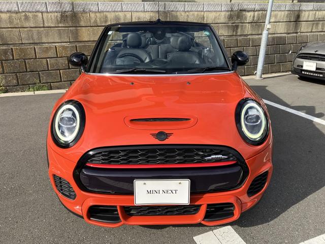 ＭＩＮＩ ジョンクーパーワークス　コンバーチブル　禁煙車　ＡＣＣ　黒革シート　シートヒーター　パドルシフト　衝突軽減ブレーキ　前車接近警告　ＨＤＤナビ　バックカメラ　パーキングアシスト　スマートキー（2枚目）