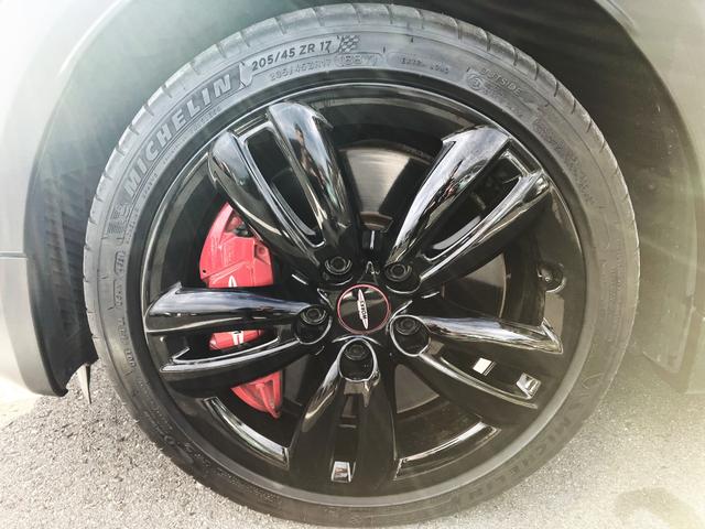 ＭＩＮＩ ジョンクーパーワークス　コンバーチブル　禁煙車　ＡＣＣ　黒革シート　シートヒーター　パドルシフト　衝突軽減ブレーキ　前車接近警告　ＨＤＤナビ　バックカメラ　パーキングアシスト　スマートキー（3枚目）