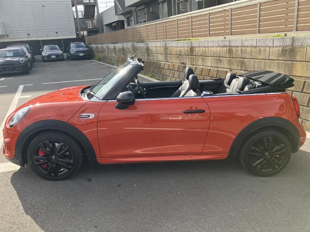 ＭＩＮＩ ジョンクーパーワークス　コンバーチブル　禁煙車　ＡＣＣ　黒革シート　シートヒーター　パドルシフト　衝突軽減ブレーキ　前車接近警告　ＨＤＤナビ　バックカメラ　パーキングアシスト　スマートキー（4枚目）