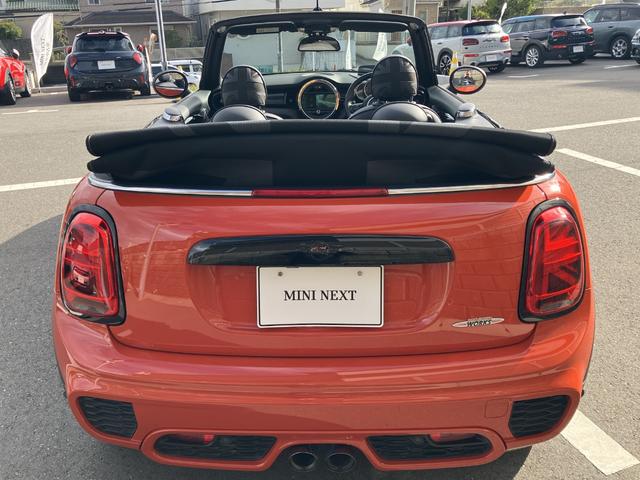 ＭＩＮＩ ジョンクーパーワークス　コンバーチブル　禁煙車　ＡＣＣ　黒革シート　シートヒーター　パドルシフト　衝突軽減ブレーキ　前車接近警告　ＨＤＤナビ　バックカメラ　パーキングアシスト　スマートキー（5枚目）
