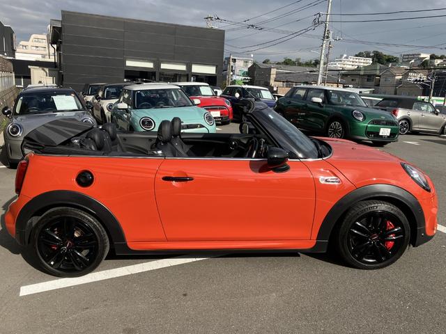 ＭＩＮＩ ジョンクーパーワークス　コンバーチブル　禁煙車　ＡＣＣ　黒革シート　シートヒーター　パドルシフト　衝突軽減ブレーキ　前車接近警告　ＨＤＤナビ　バックカメラ　パーキングアシスト　スマートキー（7枚目）