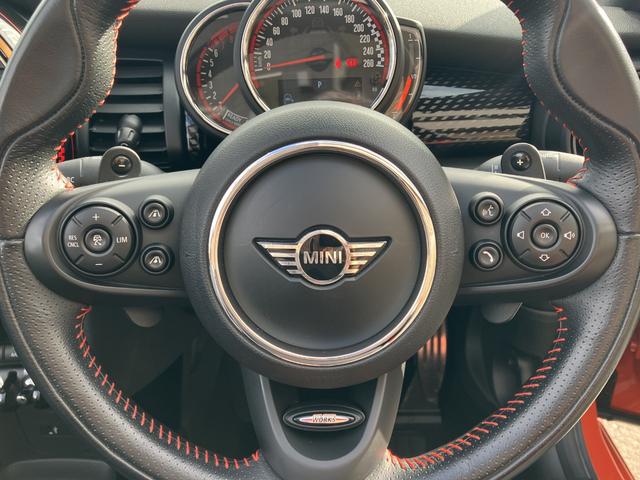 ＭＩＮＩ ジョンクーパーワークス　コンバーチブル　禁煙車　ＡＣＣ　黒革シート　シートヒーター　パドルシフト　衝突軽減ブレーキ　前車接近警告　ＨＤＤナビ　バックカメラ　パーキングアシスト　スマートキー（11枚目）