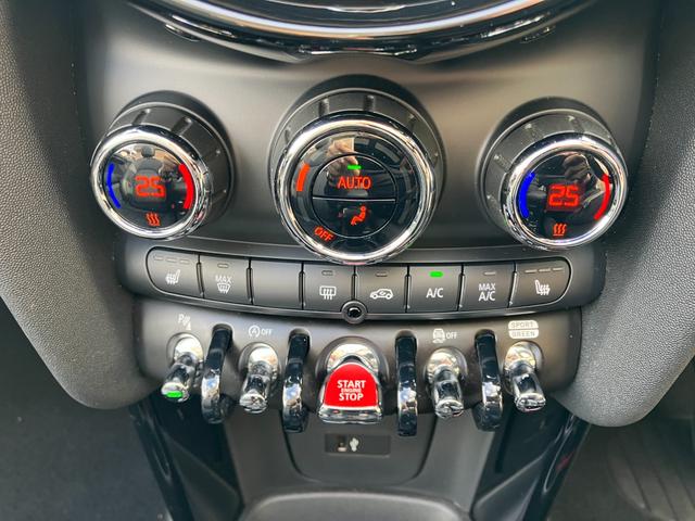ＭＩＮＩ ジョンクーパーワークス　コンバーチブル　禁煙車　ＡＣＣ　黒革シート　シートヒーター　パドルシフト　衝突軽減ブレーキ　前車接近警告　ＨＤＤナビ　バックカメラ　パーキングアシスト　スマートキー（14枚目）