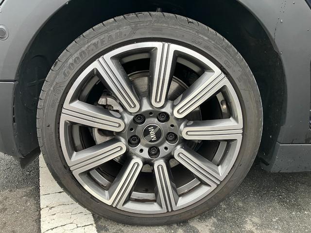 MINI クーパーD クラブマン クラシック・トリム パノラマサンルーフ ハーマンカードンスピーカー 禁煙車 衝突軽減ブレーキ 前車接近警告 障害物センサー アップルカープレイ バックカメラ ドライブモード パーキングアシスト(3枚目)