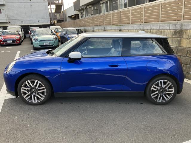 ＭＩＮＩ クーパーＥ　クラシック・トリム　クラシックトリム　禁煙車　シートヒーター　ステアリングヒーター　前車接近警告　衝突軽減ブレーキ　パーキングアシスト　ヘッドアップディスプレイ　ＭＩＮＩナビゲーションシステム　アップルカープレイ（3枚目）
