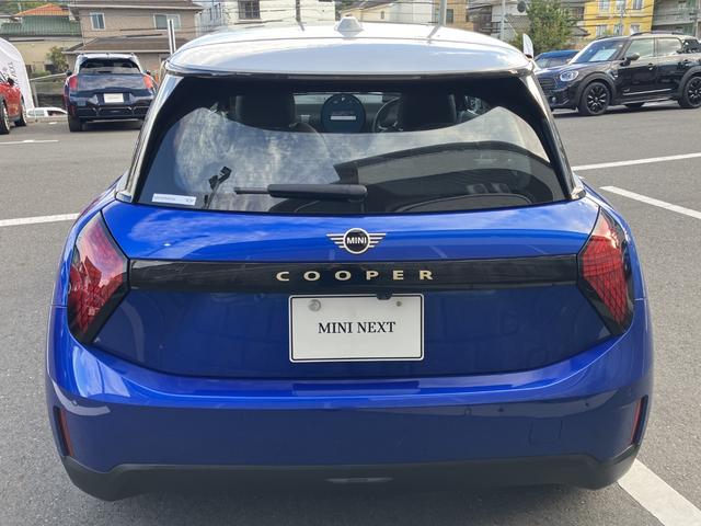 ＭＩＮＩ クーパーＥ　クラシック・トリム　クラシックトリム　禁煙車　シートヒーター　ステアリングヒーター　前車接近警告　衝突軽減ブレーキ　パーキングアシスト　ヘッドアップディスプレイ　ＭＩＮＩナビゲーションシステム　アップルカープレイ（4枚目）