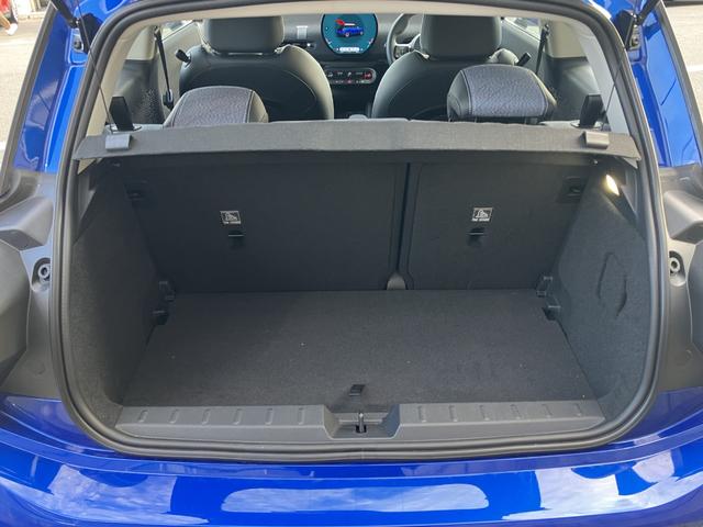 ＭＩＮＩ クーパーＥ　クラシック・トリム　クラシックトリム　禁煙車　シートヒーター　ステアリングヒーター　前車接近警告　衝突軽減ブレーキ　パーキングアシスト　ヘッドアップディスプレイ　ＭＩＮＩナビゲーションシステム　アップルカープレイ（5枚目）