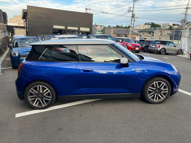 ＭＩＮＩ クーパーＥ　クラシック・トリム　クラシックトリム　禁煙車　シートヒーター　ステアリングヒーター　前車接近警告　衝突軽減ブレーキ　パーキングアシスト　ヘッドアップディスプレイ　ＭＩＮＩナビゲーションシステム　アップルカープレイ（6枚目）