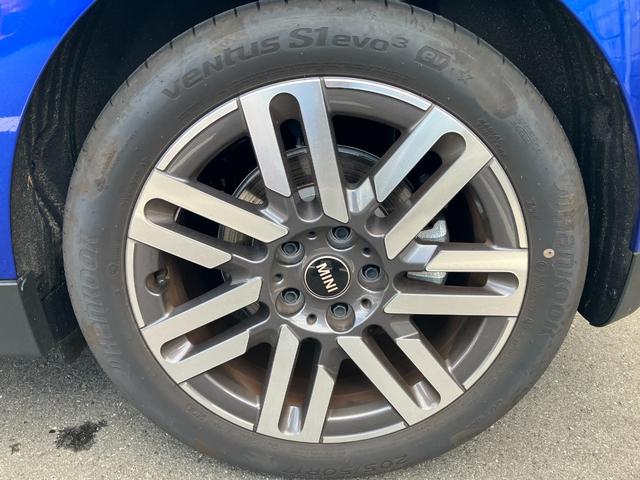 ＭＩＮＩ クーパーＥ　クラシック・トリム　クラシックトリム　禁煙車　シートヒーター　ステアリングヒーター　前車接近警告　衝突軽減ブレーキ　パーキングアシスト　ヘッドアップディスプレイ　ＭＩＮＩナビゲーションシステム　アップルカープレイ（15枚目）